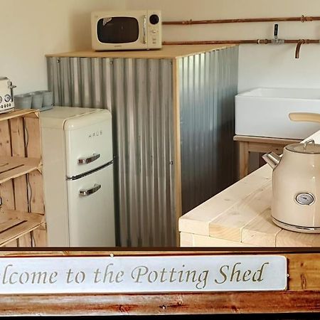 The Potting Shed Near Tenby, 100" Projector, Four Poster Bed, On-Site Hot Tub Access Via Spa Pack, Breakfast Ngoại thất bức ảnh