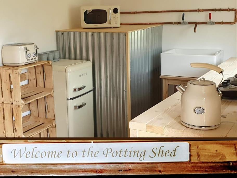 The Potting Shed Near Tenby, 100" Projector, Four Poster Bed, On-Site Hot Tub Access Via Spa Pack, Breakfast Ngoại thất bức ảnh