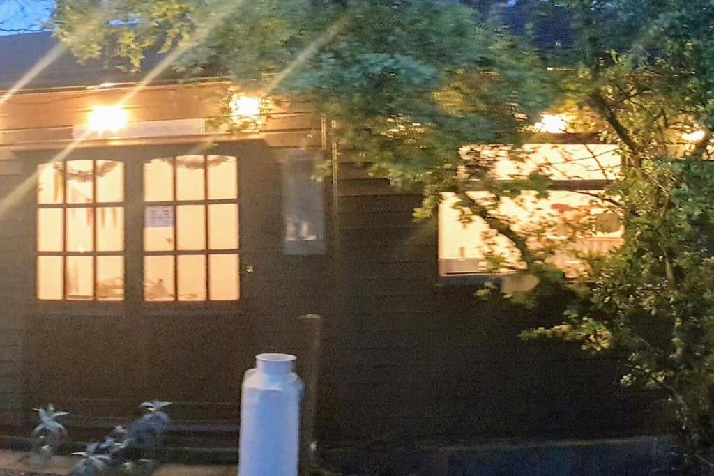 The Potting Shed Near Tenby, 100" Projector, Four Poster Bed, On-Site Hot Tub Access Via Spa Pack, Breakfast Ngoại thất bức ảnh