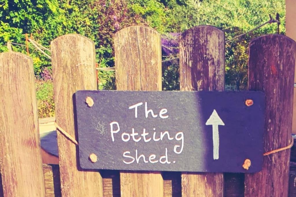The Potting Shed Near Tenby, 100" Projector, Four Poster Bed, On-Site Hot Tub Access Via Spa Pack, Breakfast Ngoại thất bức ảnh