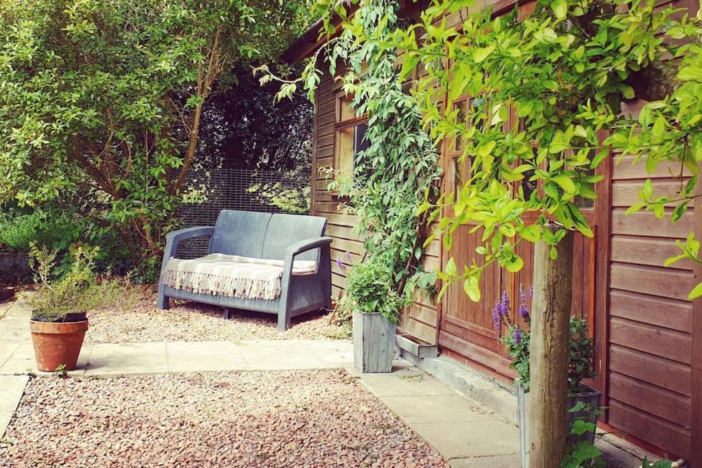 The Potting Shed Near Tenby, 100" Projector, Four Poster Bed, On-Site Hot Tub Access Via Spa Pack, Breakfast Ngoại thất bức ảnh