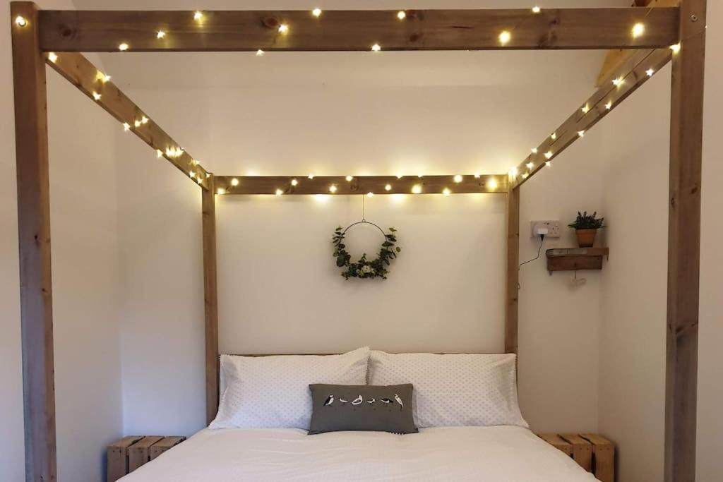 The Potting Shed Near Tenby, 100" Projector, Four Poster Bed, On-Site Hot Tub Access Via Spa Pack, Breakfast Ngoại thất bức ảnh