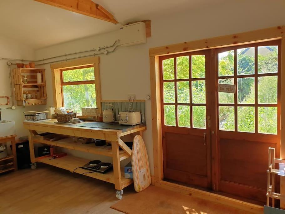 The Potting Shed Near Tenby, 100" Projector, Four Poster Bed, On-Site Hot Tub Access Via Spa Pack, Breakfast Ngoại thất bức ảnh