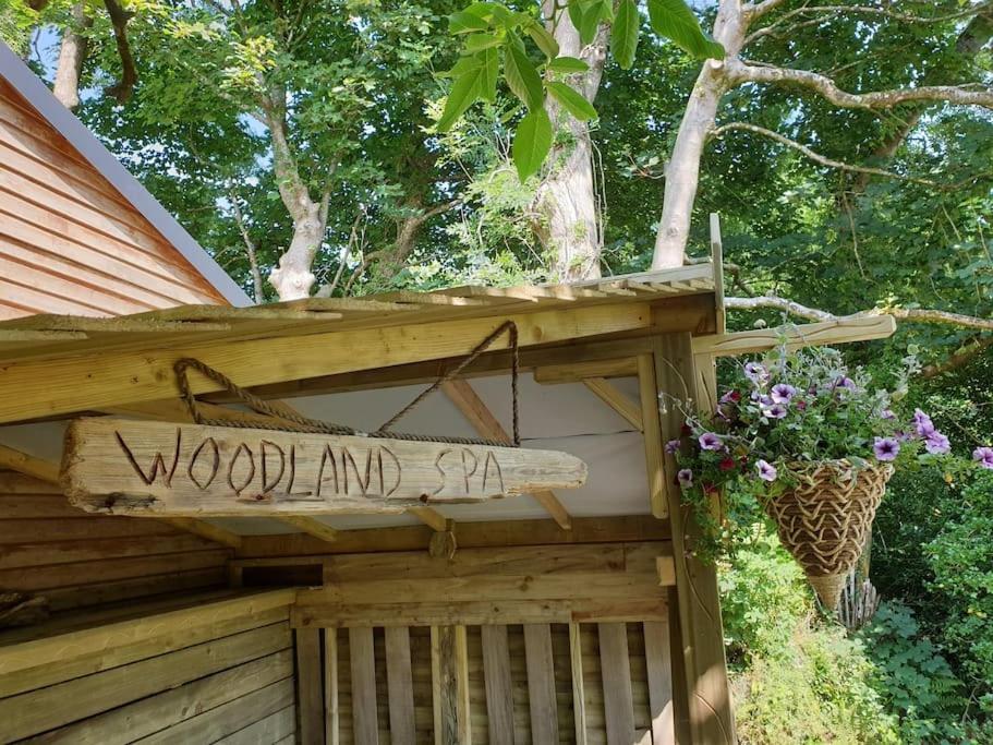 The Potting Shed Near Tenby, 100" Projector, Four Poster Bed, On-Site Hot Tub Access Via Spa Pack, Breakfast Ngoại thất bức ảnh