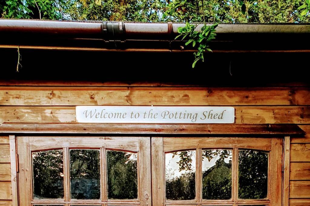 The Potting Shed Near Tenby, 100" Projector, Four Poster Bed, On-Site Hot Tub Access Via Spa Pack, Breakfast Ngoại thất bức ảnh
